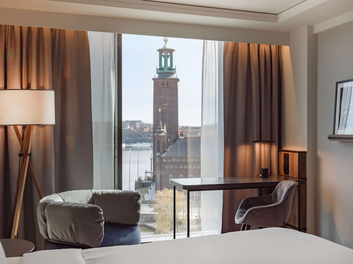Radisson Blu Waterfront Hotel - Photo 2
