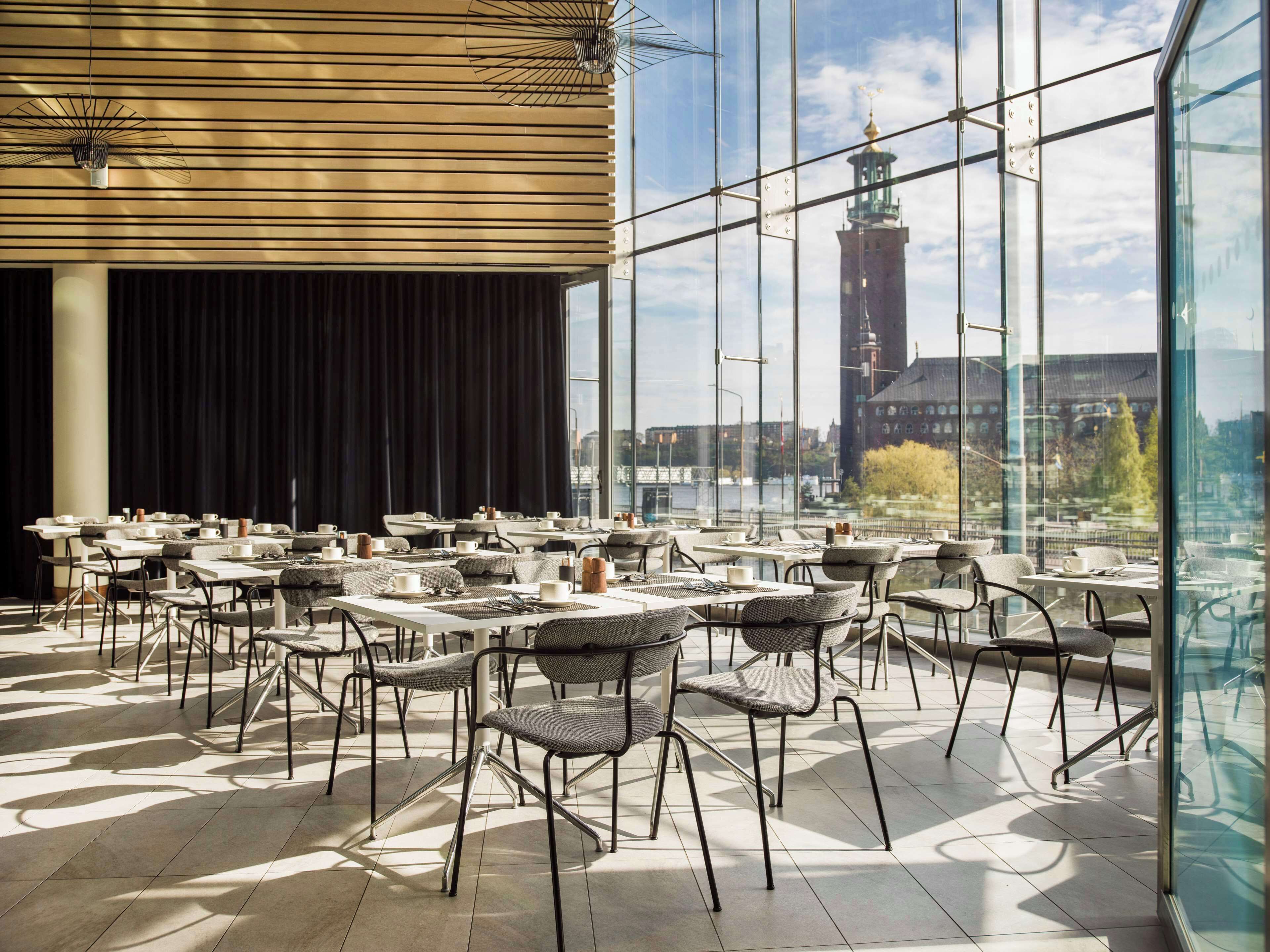Radisson Blu Waterfront Hotel - Photo 3