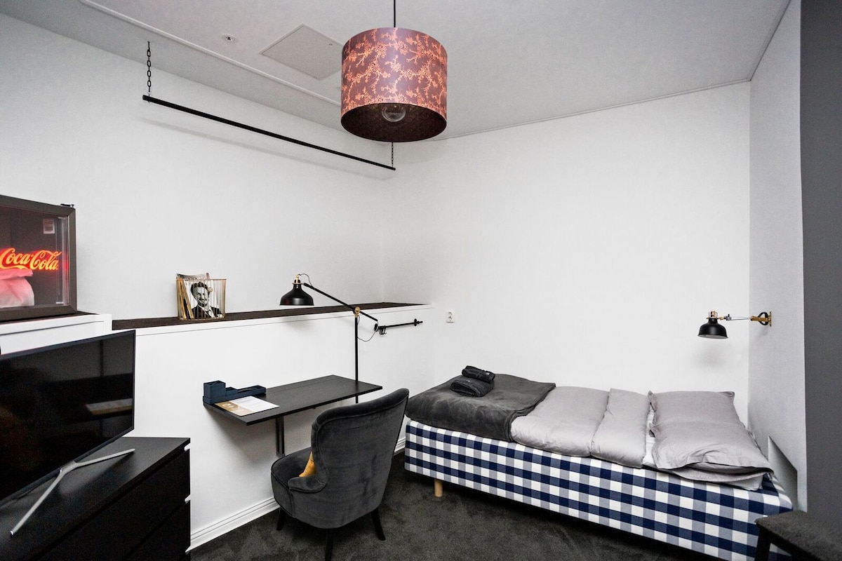 Eight Rooms - Photo 2