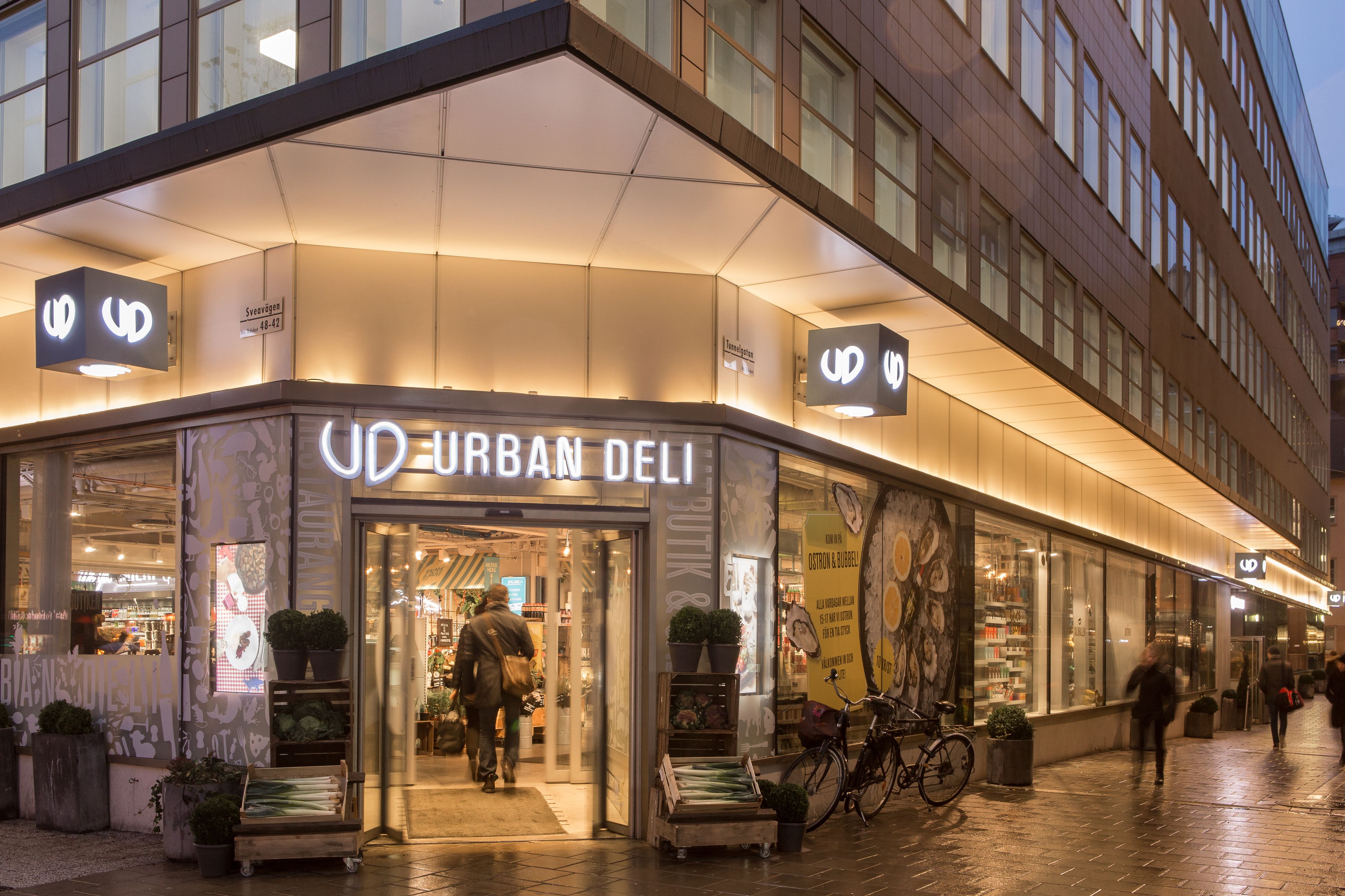 Hotel With Urban Deli - Photo 4