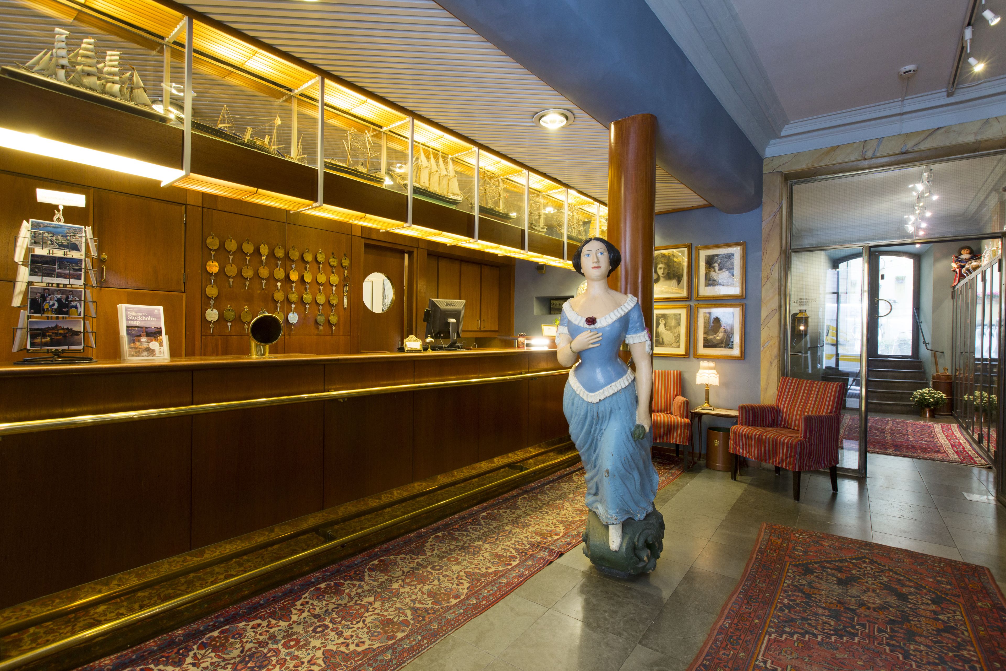 Lady Hamilton Apartments - Photo 3