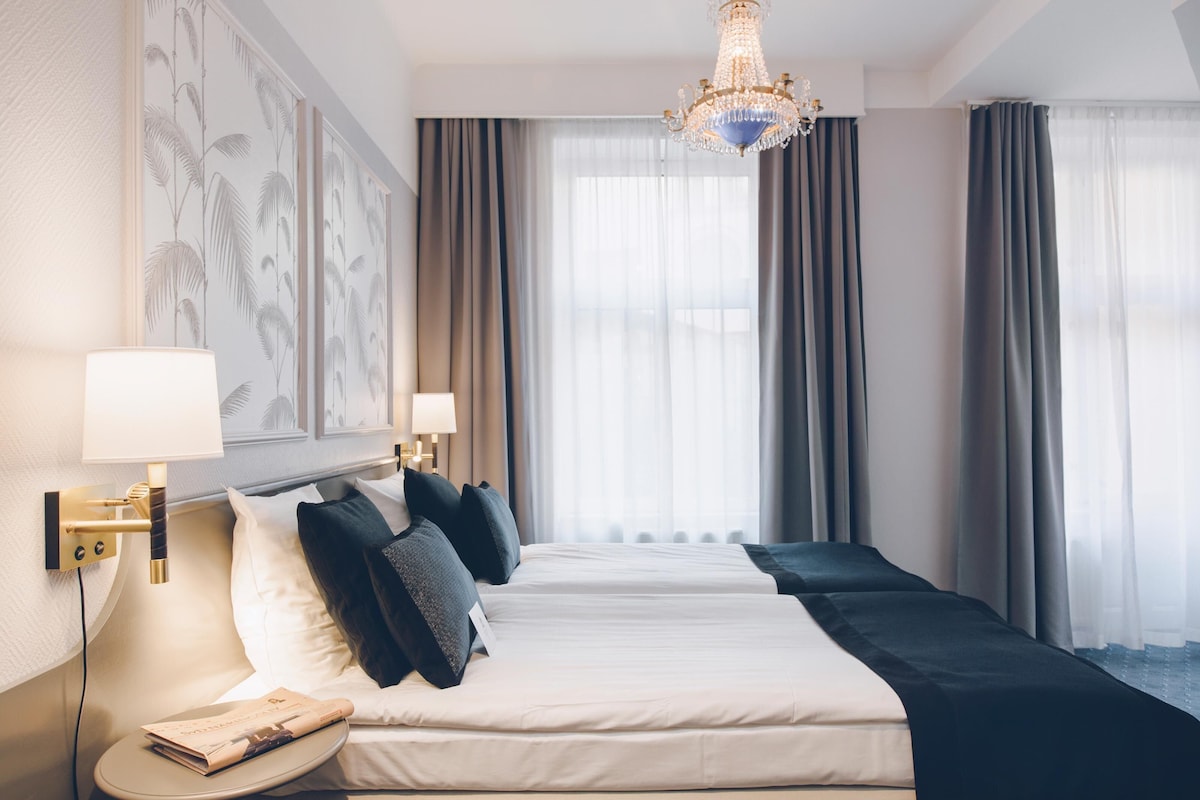 Crystal Plaza Hotel - Photo 2