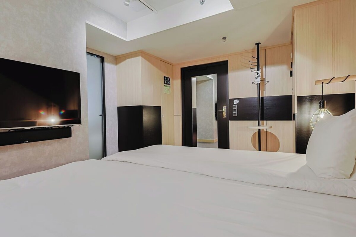 Hotel With Urban Deli - Photo 2