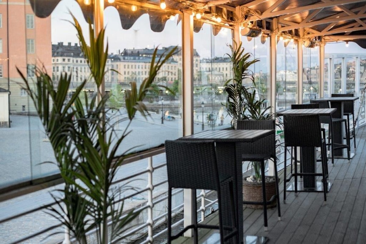 Boat hotel or standard hotel in Gamla Stan?